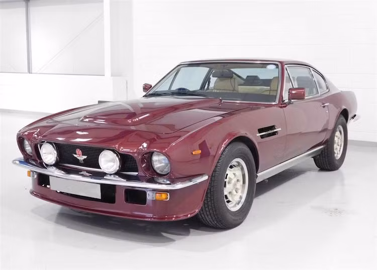 Aston Martin Vantage V8 được ra mắt vào năm 1978 nhưng phải tới năm 1984, Rowan Atkinson mới bỏ tiền ra mua một chiếc đời 1981. Lúc này, ông đang sở hữu riêng cho mình một chương trình hài trên TV là The Black Adder, đồng thời cùng diễn viên Christian Bale đóng phim The Nerd khi anh này mới 10 tuổi.