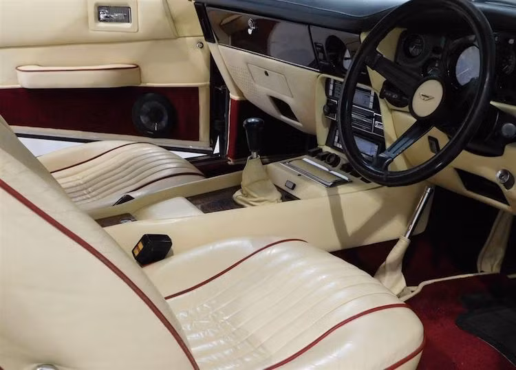 Bên trong nội thất, chiếc xe được bọc trong da màu kem nhẹ Magnolia. Vốn rời nhà máy với tay lái thuận, tuy nhiên do Atkinson là một diễn viên người Anh và sử dụng chiếc xe trong quốc gia này, ông đã đổi nó thành tay lái nghịch. Sau gần 40 năm, nội thất của chiếc xe vẫn còn khá mới.