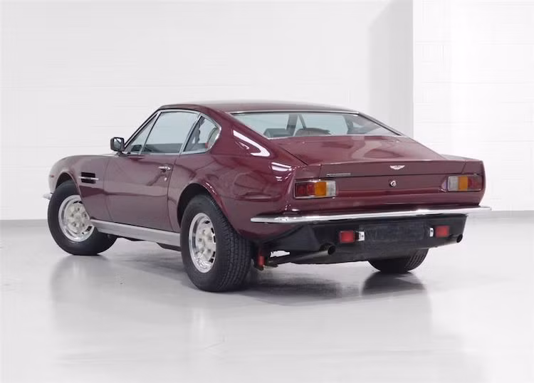 Theo Atkinson trả lời phỏng vấn với tờ Autocar vào tháng 10 năm 1984, lý do khiến ông lựa chọn chiếc Vantage V8 là vì nó "đẳng cấp" ngang với Bentley, có giá tương đương Ferrari, trong khi lại ít "phô trương" và giản dị hơn. Chiếc xe được ông lựa chọn có màu vang đỏ đậm Imperial Burgundy nhã nhặn.