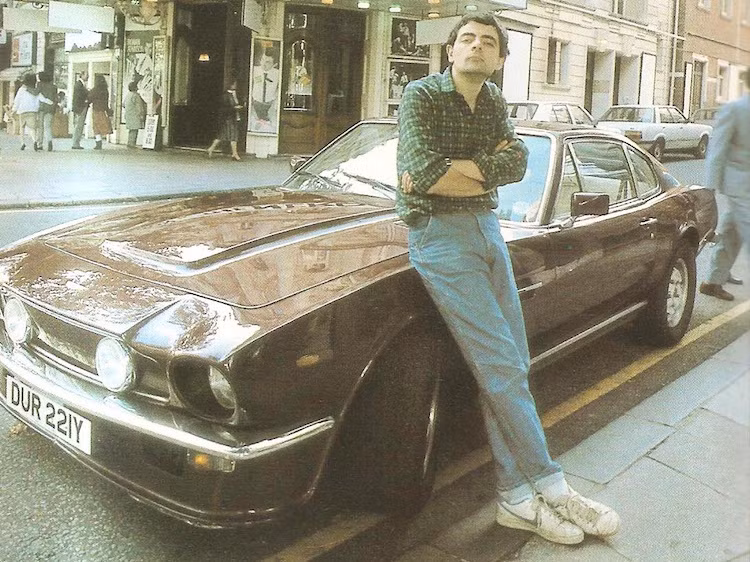 Nổi tiếng với vai diễn Mr.Bean nhưng ngoài đời thật, diễn viên người Anh Rowan Atkinson còn là một người chơi xe cực kỳ đam mê. Bộ sưu tập của ông từng có nhiều mẫu siêu xe nổi tiếng như McLaren F1, một loạt những chiếc Jaguar cổ cùng nhiều dòng xe hiếm lạ khác. Mới đây một chiếc xe trong bộ sưu tập của Rowan Atkinson đã được rao bán là mẫu s iêu coupe cổ Aston Martin Vantage V8 đời 1981.