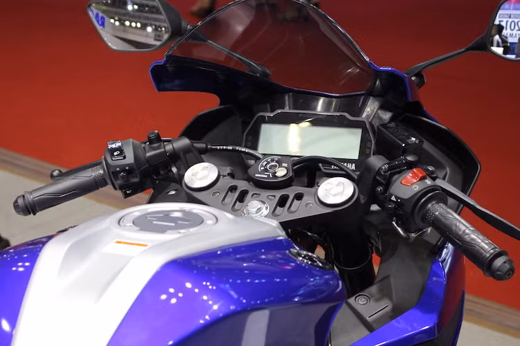 Một điểm nhấn khác của R15 mới là bảng đồng hồ full LCD với một màn hình đơn sắc lớn, báo đầy đủ các thông tin như tốc độ, vòng tua máy, cấp số, mức xăng, ODO, 2 bộ đo quãng đường đi được, tính mức tiêu thụ trung bình. Về cơ bản, tính năng đồng hồ này giống như R3, nhưng bảng đồng hồ của R15 còn hiện đại hơn khi có báo tua điện tử và cài được câu chào khi bật khóa như Exciter 150.