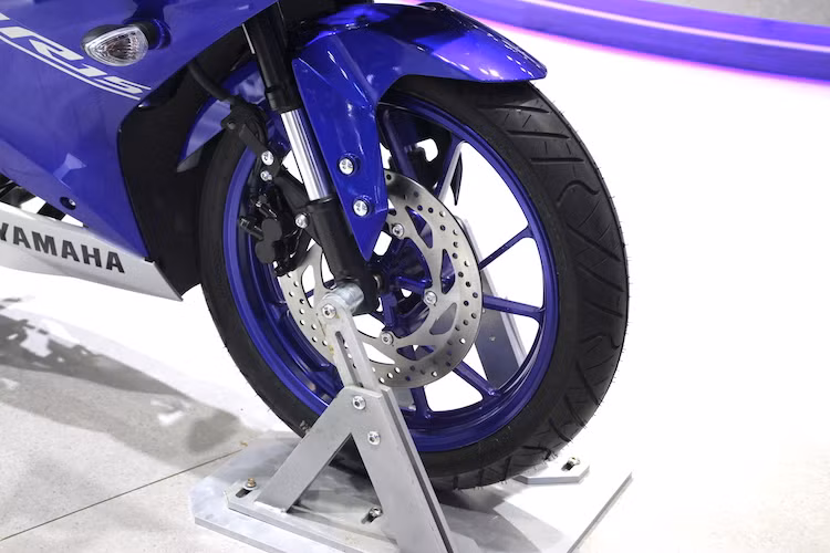 Giống như M-Slaz hay TFX150, R15 mới cũng sử dụng phuộc trước USD kèm hệ thống phanh đĩa 2 piston tương tự và cũng không có ABS. Tuy nhiên, vỏ phuộc của chiếc xe đã có màu đen "chìm" hơn so với màu vàng của TFX150. R15 2017 cũng là mẫu xe phân khối nhỏ đầu tiên sử dụng thiết kế mâm đúc 5 cánh "xương cá" mới. Bánh trước của xe có lốp bản lớn hơn là 100/80/17.