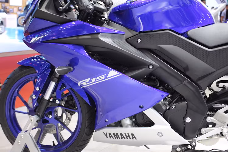 Với những thay đổi này, R15 thế hệ mới có công suất tối đa lên tới 19 mã lực @ 10.000 rpm và mô-men xoắn 14,7 Nm @ 8500 rpm. Vẫn sử dụng hộp số 6 cấp, tuy nhiên R15 đã được trang bị ly hợp slipper clutch chống khóa bánh khi dồn số gấp. Như vậy, R15 thế hệ mới là mẫu xe đầu tiên trong phân khúc được trang bị slipper clutch.