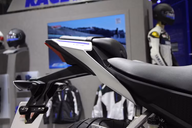 Nhìn vào đuôi xe, có thể dễ dàng thấy R15 là "đàn em" của R1 và R6 khi chiếc xe cũng có đèn hậu LED đặt dọc, hai bên là bộ vỏ tạo thành 2 lỗ hở, có tác dụng như những cánh đuôi để tăng lực nén thân xe xuống mặt đường ở tốc độ cao. Dù thêm nhiều trang bị nhưng R15 thế hệ mới chỉ nặng hơn bản cũ đúng 1 kg, đạt 137 kg.