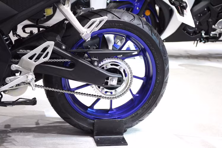 Với nHiện tại, trong phân khúc sportbike 400 cc đổ xuống của Yamaha, cũng chỉ có duy nhất R15 2017 được trang bị slipper clutch, trong khi R3, R25 và R125 đều không có công nghệ này. Với công suất lớn hơn, Yamaha cũng đã nâng kích thước lốp sau lên thành 140/70/17 - rộng hơn TFX 150 1 cm và ngang với R3.