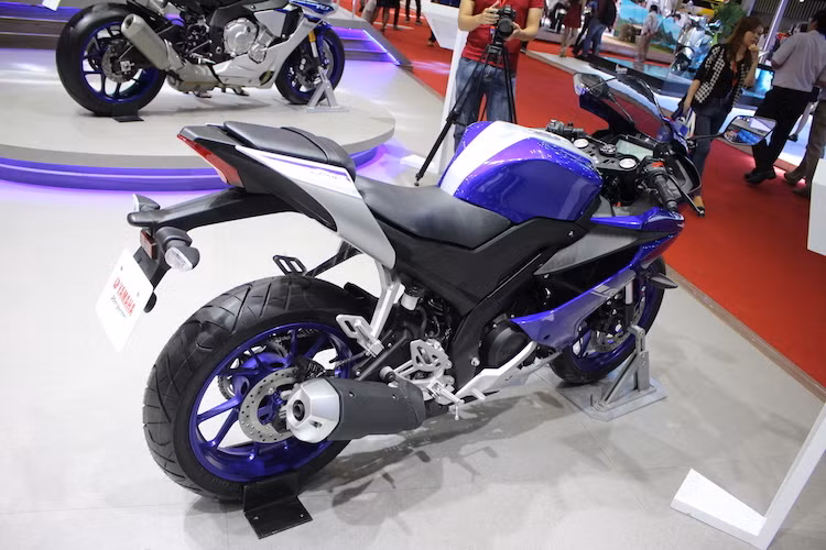 Với những cải tiến mới được hãng xe máy Yamaha mang từ các dòng xe phân khối lớn cao cấp xuống, có thể khẳng định rằng hiện tại R15 thế hệ mới đang là chiếc xe côn tay 150 cc nhiều công nghệ nhất hiện nay. Theo một nguồn tin từ Yamaha Việt Nam, R15 thế hệ mới chắc chắn sẽ được nhập nguyên chiếc từ Indonesia và phân phối chính thức trong năm nay, với giá dự đoán khoảng 90 triệu đồng.
