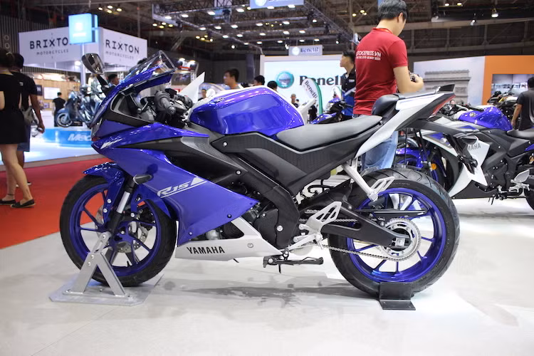 Dù vẫn sử dụng bộ khung nhôm Deltabox quen thuộc của thế hệ trước nhưng nhờ có gắp sau trọng lượng nhẹ và thiết kế mới, tỷ lệ phân phối trọng lượng trước/sau của R15 2017 đạt mức hoàn hảo 50:50. Kết hợp cùng thân xe có tính khí động học cao hơn, lốp rộng hơn và phuộc tốt hơn, R15 thế hệ mới đem tới khả năng điều khiển ổn định hơn hẳn thế hệ cũ.