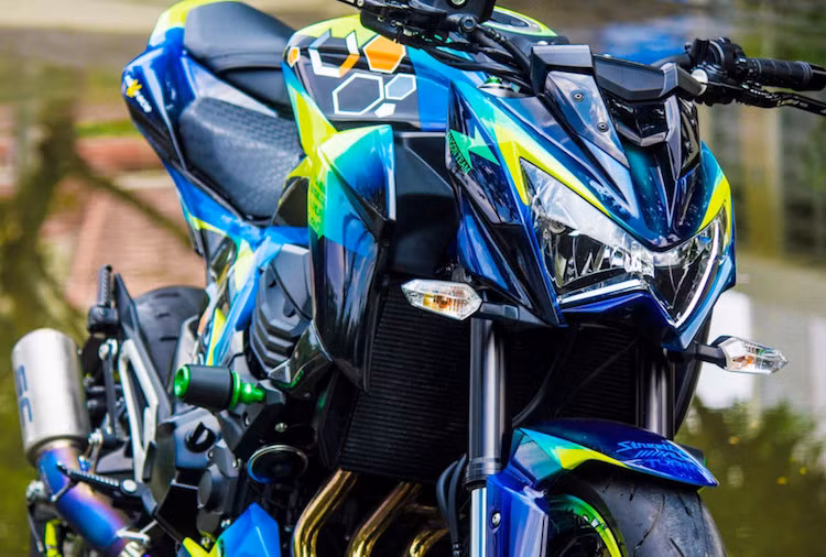 Z800 vốn là dòng xe môtô naked-bike rất ít diện tích để sơn airbrush. Toàn bộ phần nhựa nhám được ốp vân carbon trong khi những chi tiết còn lại sơn airbrush với màu vàng chủ đạo.