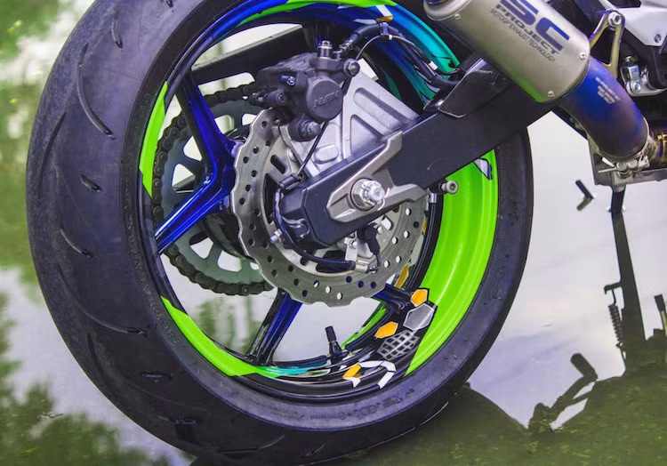 Cặp mâm cũng được sơn theo phong cách dàn vỏ. Xe mới mua nên chủ xe mới chỉ gắn ống xả SC.