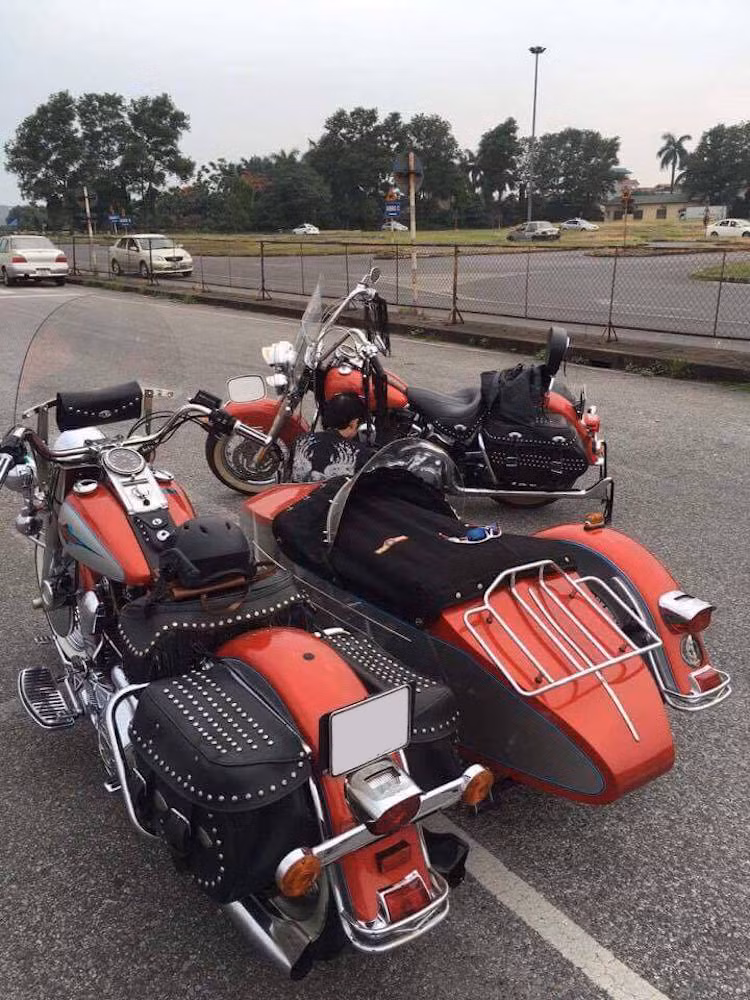 Phần thùng chở 1 người này cũng có giảm xóc, kính gió và đèn pha riêng biệt. Dù có thêm thùng bên, tuy nhiên động cơ V-Twin Evolution dung tích 1340 cc của chiếc xe vẫn không có thay đổi gì. Với công suất 48 mã lực nhưng mô-men xoắn cực đại lên tới 86,30 Nm, động cơ này vẫn đủ sức để kéo trọng lượng 322 kg của Heritage Softail kèm thùng Liberty.