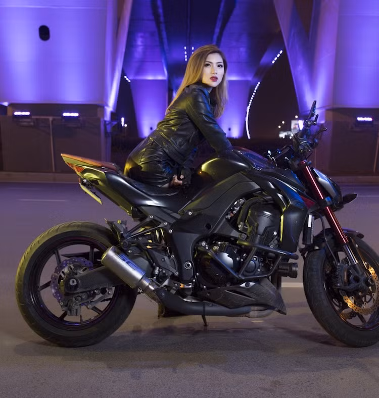 Thu "gạch" cũng là một nữ biker đúng nghĩa khi chiếc xe đầu tiên mà cô sở hữu là Yamaha R15 và hiện tại đang chạy MSX125. Cô cũng có thể "nài" những mẫu xe phân khối lớn do thường xuyên tham gia các buổi tập lái xe được những biker Hà Nội tổ chức vào cuối tuần.