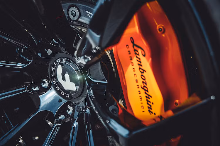 Tuy nhiên, chiếc Huracan độ tại Việt Nam này đã có công suất mạnh hơn tới 10 mã lực và mô-men xoắn cực đại 58,8 Nm mà hoàn toàn không phải can thiệp tới động cơ, do chiếc xe đã được thay hệ thống xả thể thao của hãng Capristo. Chỉ tính riêng chi tiết này cũng đã tiêu tốn của chủ xe số tiền lên tới hơn 200 triệu đồng.