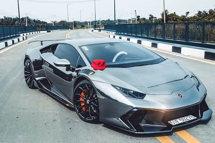 Có tên gọi đặt theo một thành phố ở Ý, gói độ Novara khiến hình dáng của Lamborghini Huracan trở nên khác biệt. Để bắt đầu, Vorsteiner đã thay cản trước của Huracan bằng thiết kế mới được làm từ sợi carbon với các khe lấy gió lớn hơn, đem tới hiệu quả làm mát cao hơn. Ở hai bên vè trước, hãng "trổ" thêm các khe tản nhiệt cho hệ thống phanh bằng sợi carbon. Dọc theo thân xe là những cánh khuếch tán hai bên.