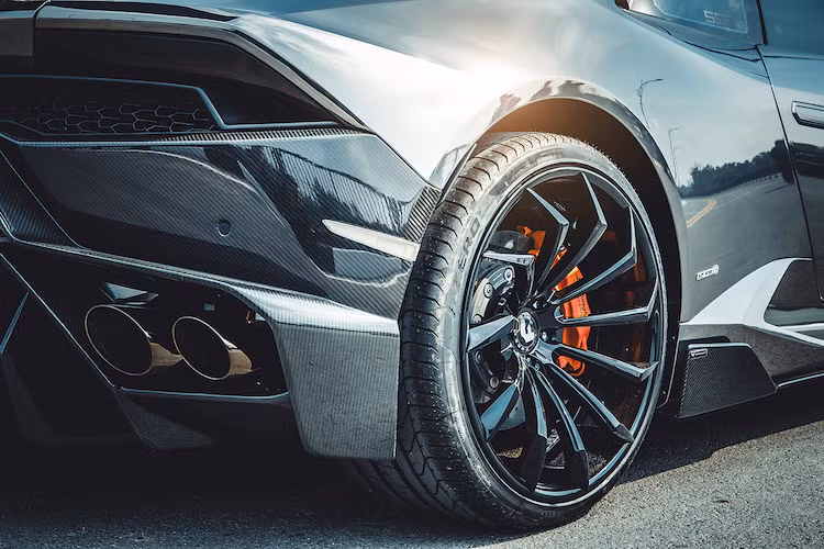 Ở dạng nguyên bản, Lamborghini Huracan LP610-4 được trang bị động cơ V10 5.2l nạp khí tự nhiên với công suất tối đa 610 mã lực tại 8.250 vòng/phút và mô-men xoắn cực đại 560 Nm tại 6.500 vòng/phút. Sức mạnh của động cơ được truyền xuống hệ dẫn động 4 bánh thông qua hộp số ly hợp kép.