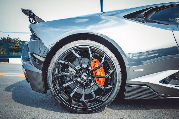 Phần cản sau cũng đã được Vorsteiner thay mới, bổ sung bộ cánh khuếch tán dưới gầm và thêm khe tản nhiệt ở phía trên. Với cánh đuôi bằng sợi carbon, chiếc xe đã có ngoại hình gần giống như xe đua và thể thao không thua gì phiên bản hiệu năng cao Huracan Performante mới được Lamborghini ra mắt cách đây ít lâu.