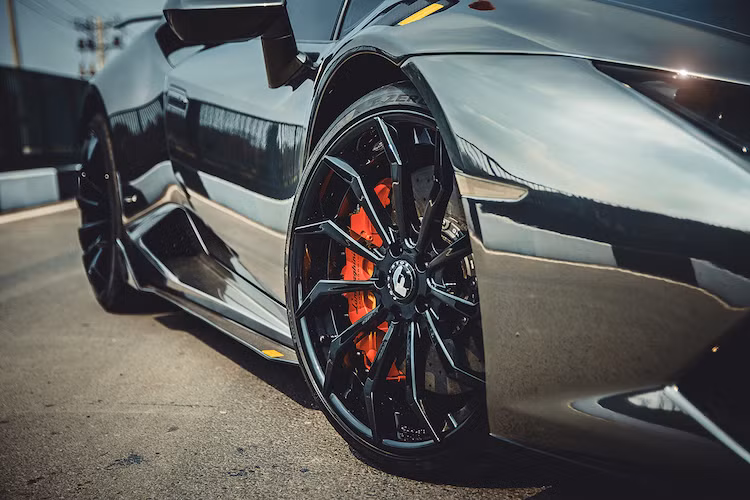 Vốn được trang bị mâm 5 cánh kép chữ Y nguyên bản, tuy nhiên mới đây chiếc Huracan đã được chủ nhân đầu tư "dàn chân" mới từ hãng Forgiato. Được thành lập vào năm 2006, Forgiato chuyên sản xuất những bộ mâm "hàng thửa" dành cho các dòng xe cao cấp, siêu xe và xe siêu sang. Nhiều người nổi tiếng trên Thế giới cũng rất ưa chuộng những bộ mâm Forgiato để lắp cho "xế cưng".