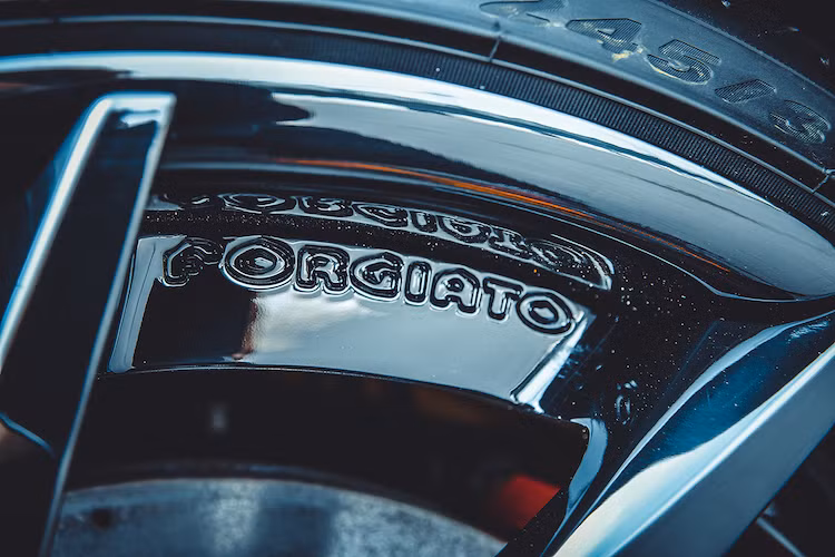 Bộ mâm Forgiato trên chiếc Huracan tại Việt Nam mang mã 2.0 Navaja-ECX, với đường kính lên tới 21 inch và thiết kế 11 chấu hình cánh quạt tuốc-bin. "Ton-sur-ton" với thân xe, bộ mâm này đã được đặt hàng với tông màu chrome đen đẹp mắt và bọc xung quanh bởi những chiếc lốp Pirelli P-Zero hiệu năng cao.