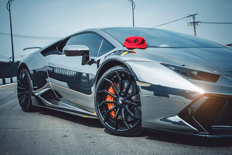 Hiện tại, số lượng siêu xe Lamborghini Huracan tại Việt Nam đã khá nhiều, tuy nhiên không có chiếc xe nào được độ "khủng" như chiếc của đại gia Sài Gòn này. Từng có màu cam vốn đã khá nổi bật, mới đây chiếc xe đã được dán đổi màu toàn bộ sang màu chrome "lung linh". Trước đó, siêu xe này cũng gây được sự chú ý của dân chơi khi là chiếc Huracan đầu tiên tại Việt Nam được độ full gói bodykit Novara của hãng độ Mỹ Vorsteiner.