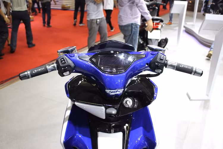 Ở phía trên tay lái, bảng đồng hồ điện tử đặc trưng của NVX 155 đã được giữ nguyên. Hệ thống khóa thông minh Smartkey của chiếc xe cũng không có sự thay đổi, trong khi 2 bên tay lái là cặp cùm phanh Brembo đồ chơi tích hợp bình dầu và bao tay RCB nhôm sắc sảo.