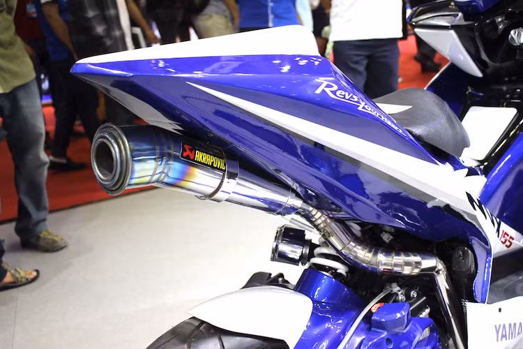 Cũng theo phong cách MotoGP, hệ thống xả của chiếc xe đã được độ lên loại Akrapovic đồ chơi và giấu bên dưới đuôi. Tuy nhiên với thiết kế này, cụm đèn hậu cùng chắn bùn nguyên bản của xe đã buộc phải bị loại bỏ. Trong khi đó, khối động cơ 155 cc nguyên bản của NVX chỉ được độ lại lọc gió thoáng hơn.
