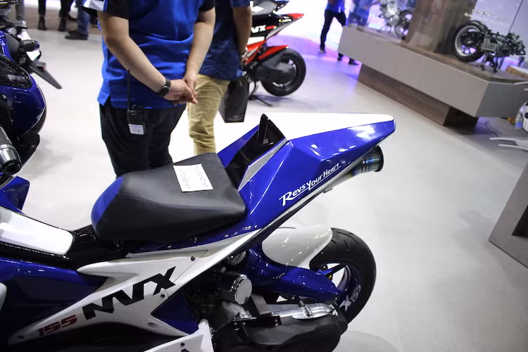 Vốn đã có phần đuôi vuốt nhọn thể thao nguyên bản tuy nhiên chiếc NVX độ này còn "tiến thêm một bước" khi cắt ngắn yên, chỉ còn lại yên solo cho người ngồi trước xe. Trong khi đó, yên sau đã bị loại bỏ và thay bằng phần đuôi mới được chế mủ theo dáng tương tự mẫu xe đua MotoGP M1 của Yamaha.