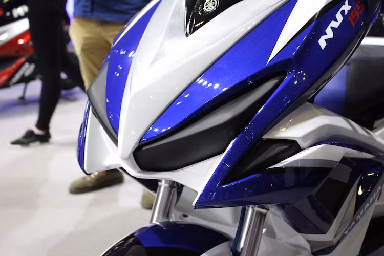 Ở phía trước, toàn bộ đèn pha, đèn demi và xi-nhan của NVX đã được loại bỏ và che kín lại bằng nhựa đen giống như trên những xe đua chuyên nghiệp. Hai bên yếm của chiếc xe cũng được chế mủ lại, "trổ" thêm những khe gió giống như bộ quây của những mẫu superbike phân khối lớn.