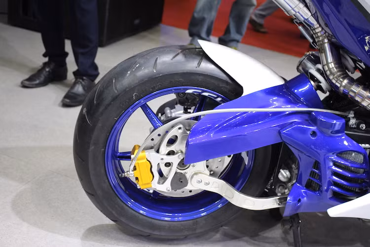 Một điểm đặc biệt khác trên bản độ NVX này đó là giảm xóc sau đã được chuyển từ cơ cấu phuộc kép thành phuộc đơn monoshock, đem tới kiểu dáng thể thao cho chiếc xe. Ở phía sau, phanh đùm nguyên bản của NVX 155 cũng được nâng cấp thành phanh đĩa với heo 4 piston monoblock.