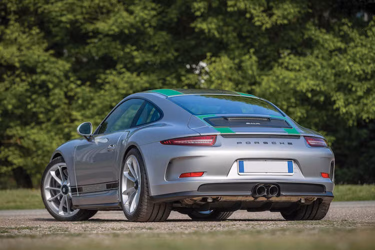 Khác biệt lớn nhất của chiếc xe so với GT3 đó là không có cánh đuôi lớn ở phía sau, thay vào đó là phần đuôi "trơn" tương tự những chiếc 911 Carrera bình thường. Chiếc 911R của nhà RM Sotheby's còn có các đề-can thể thao dán sẵn dọc theo thân xe nền màu bạc.