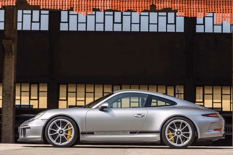 Có "nguồn gốc" phát triển từ dòng siêu xe 911 GT3, Porsche 911R có thân xe thiết kế "y hệt" với bodykit thể thao và mâm theo phong cách xe đua với ốc bắt trục ở chính giữa.