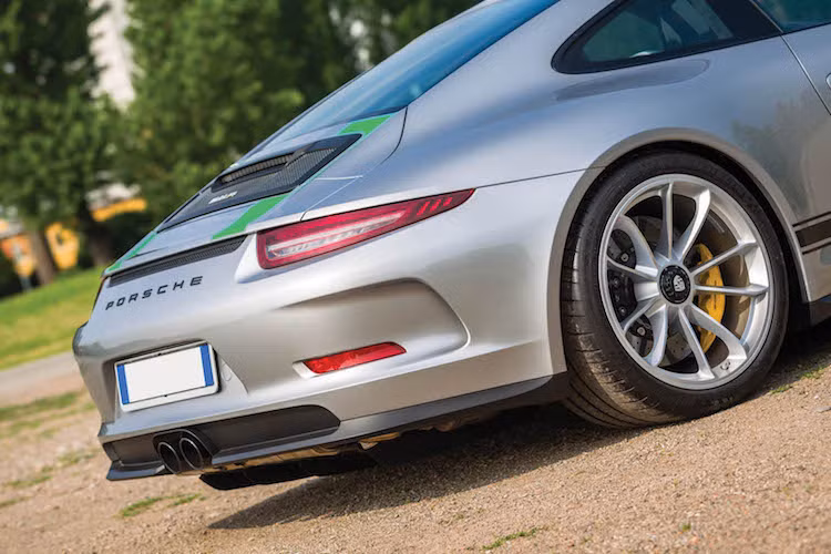 So với phiên bản 911 GT3 RS thể thao nhất, 911R vẫn có trọng lượng nhẹ hơn tới 50 kg và chỉ đạt 1370 kg. Hiện nay, 911R là mẫu xe nhẹ nhất thuộc dòng 911 đang được bán. Với trọng lượng nhẹ, chiếc xe có thể tăng tốc từ 0-100 km/h trong 3,8 giây và tốc độ tối đa lên tới 323 km/h.