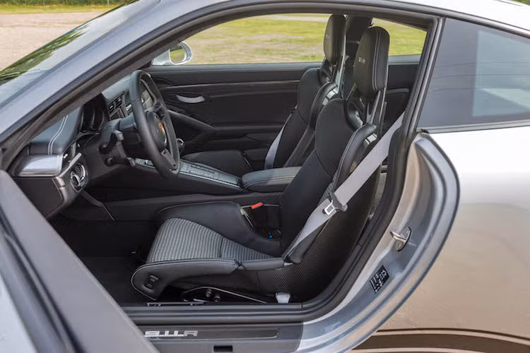 Theo phong cách hoài cổ, các ghế ngồi của chiếc xe được bọc trong da với hoa văn "răng chó" Houndstooth như những chiếc 911 thời xưa. Trong khi đó, hàng loạt các chi tiết ốp trang trí bằng sợi carbon nhấn mạnh tới sự thể thao của chiếc xe.