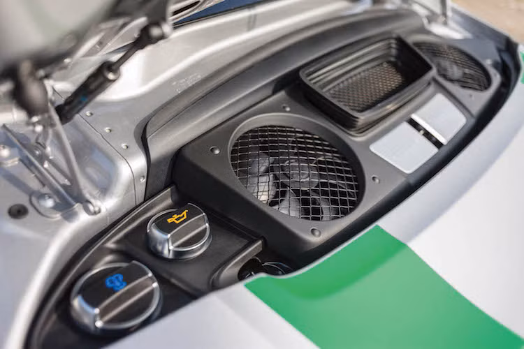 Vẫn sở hữu động cơ 4.0 6 xi-lanh nằm ngang nạp khí tự nhiên 500 PS/460 Nm nhưng thay vì hộp số tự động 7 cấp PDK, 911R chỉ có duy nhất phiên bản số sàn 6 cấp với tỉ số truyền ngắn để đem tới cảm giác lái giống những mẫu xe thể thao trong quá khứ.