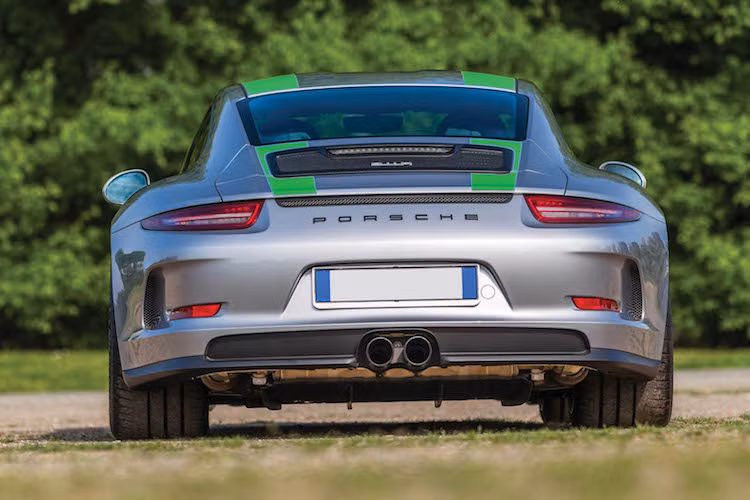 Vào tháng 4/2016, một chiếc một chiếc 911R đã từng lập kỷ lục giá bán tại Đức khi lên tới 1,25 triệu USD. Tại lễ hội Villa'd Este, chiếc 911R của nhà RM Sotheby's rao bán mới chỉ chạy được chưa đầy 1000 km và có giá "chốt" 358.400 USD (tương đương 9,15 tỷ đồng) - đắt hơn gấp đôi khi mới ra nhưng vẫn được coi là "giá hời", khi dòng xe này có giá "trao tay" trên thị trường khoảng 500.000 USD.