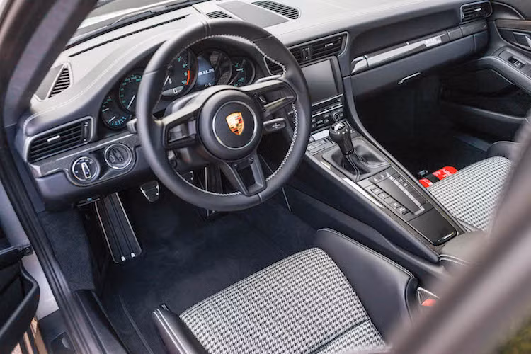 Nội thất của 911R mang tính thể thao hơn với tay lái GT Sport và những chiếc ghế đua có khung bằng sợi carbon. Logo 911R xuất hiện ở bảng táp-lô bên phía người lái để khẳng định sự đặc biệt của chiếc xe. Để giảm trọng lượng xuống tối đa, Porsche đã sử dụng những dây đai làm tay nắm cửa.