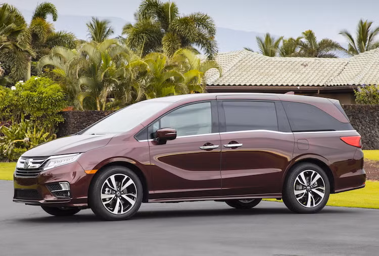 Trên thế hệ Odyssey thứ 5 này, "phom" của thế hệ trước vẫn được Honda giữ nguyên. Ở phía trước chiếc xe nổi bật với các đèn pha LED sắc sảo cùng lưới tản nhiệt hình đôi cánh đặc trưng của các dòng xe Honda và cản trước có thiết kế thể thao hơn.