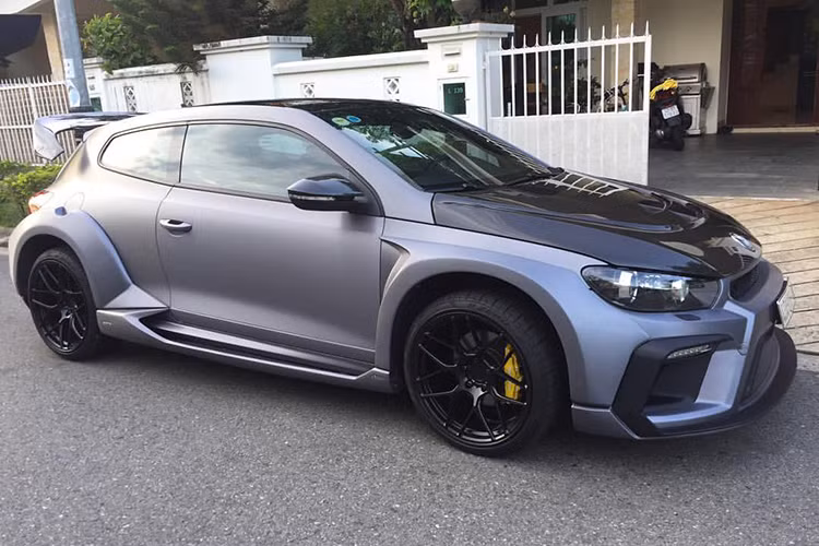 Scirocco thuộc dòng xe coupe 4 chỗ 2 cửa được Volkswagen sản xuất từ năm 1974, nhưng bị gián đoạn một thời gian dài. Tại Việt Nam, mẫu Scirocco được World Auto chính thức phân phối từ năm 2011 gây ấn tượng nhờ kiểu dáng thể thao hấp dẫn. Mức giá tham khảo của Volkswagen Scirocco hiện khoảng hơn 1,4 tỷ đồng tại Việt Nam.