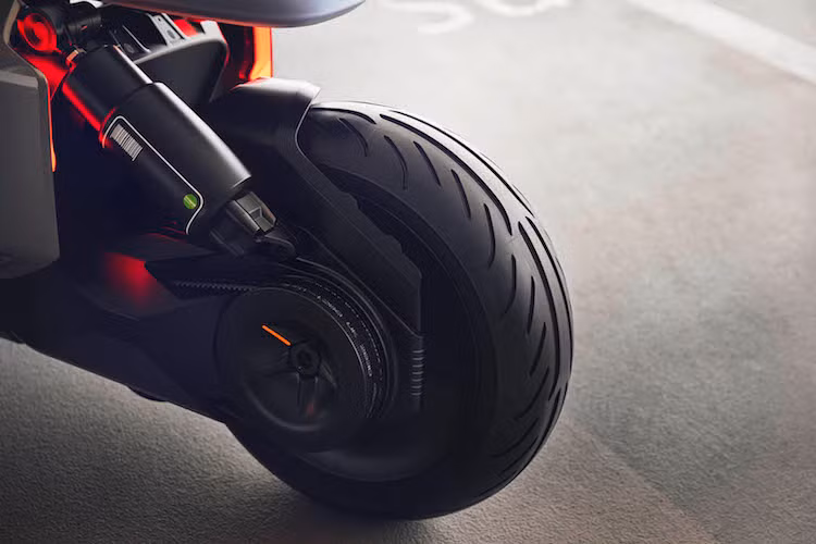 Dù cho biết Link sẽ sử dụng động cơ điện, nhưng BMW không tiết lộ các thông số kỹ thuật chi tiết về động cơ của xe. Tuy nhiên, động cơ điện cùng khối pin nhiên liệu sẽ được hãng bố trí trong thân xe và truyền sức mạnh tới bánh sau thông qua dây đai cu-roa.