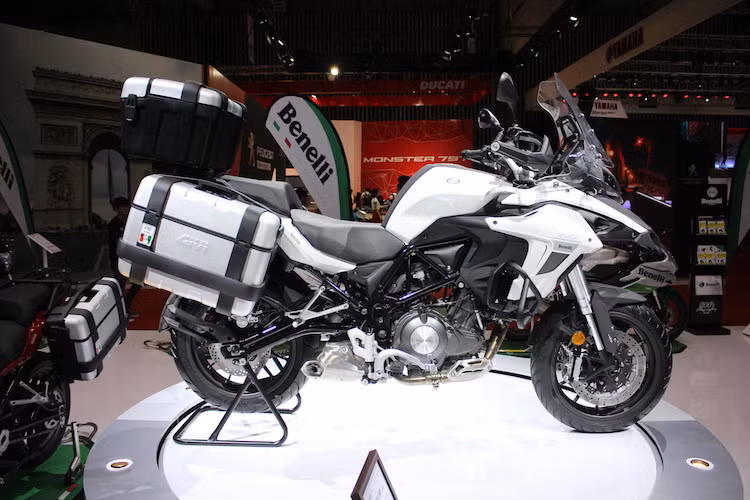 TRK 502 sử dụng kết cấu khung thép ống dạng Trellis, bình xăng thể tích lên tới 20 lít và trọng lượng ướt 210 kg. Xe có khoảng sáng gầm 230 mm và chiều cao yên 810 mm.