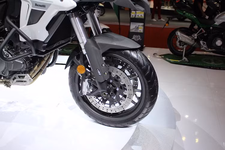 Xe được trang bị hệ thống phanh đĩa kép trước 320 mm và phanh đĩa đơn sau 260 mm, với heo Benelli 4 pis ở phía trước và hệ thống chống bó cứng phanh ABS. Hệ thống ABS trên TRK 502 có thể tắt được. Bánh trước của xe có đường kính 18 inch và bản rộng 120/70/18.