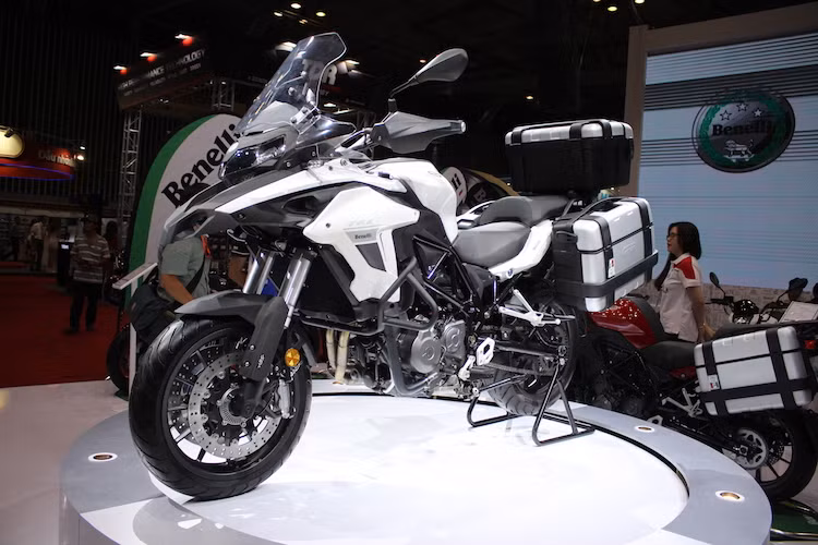 Tại Việt Nam, Benelli TRK 502 được phân phối chính hãng với giá 136 triệu đồng. Như vậy, chiếc xe thậm chí còn rẻ hơn cả mẫu adventure Kawasaki Versys-X 300 Urban với động cơ 300 cc và cũng không có sẵn thùng đồ.