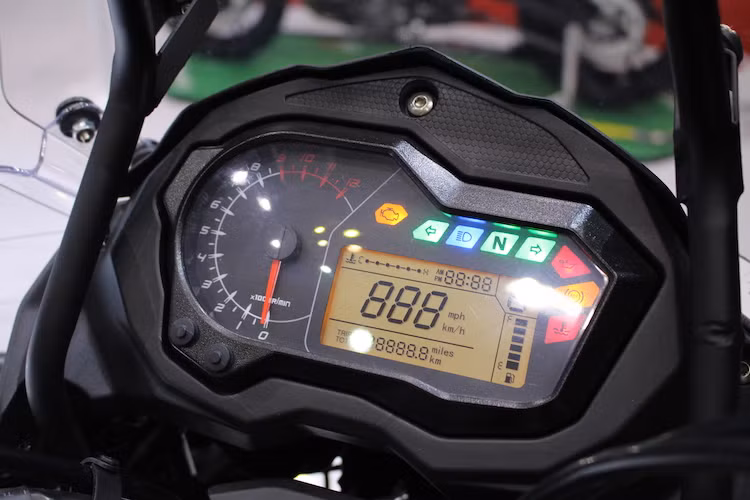 Giống như những dòng xe khác của Benelli, mẫu xe môtô đường trường TRK 502 sở hữu bảng đồng hồ với đồng hồ báo tua chạy cơ và mọi thông số còn lại hiển thị qua các đèn báo cùng màn hình LCD.