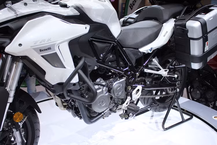 Nằm giữa bộ khung Trellis của Benelli TRK 502 là khối động cơ 2 xy-lanh DOHC 500 cc với hệ thống phun xăng điện tử cùng tản nhiệt bằng chất lỏng, đạt công suất tối đa 48 mã lực và mô-men xoắn cực đại 45 Nm. Mỗi xi-lanh có đường kính 69 mm và hành trình 66,8 mm.