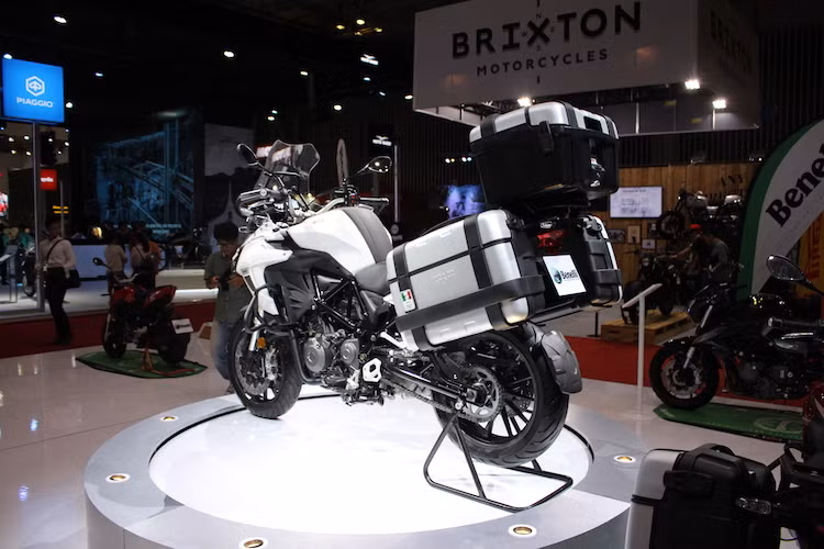 Chiếc Benelli TRK 502 được trưng bày tại triển lãm xe máy Việt Nam đã lắp sẵn 3 thùng đồ Givi bằng nhôm và có khóa chắc chắn. Tuy nhiên, những thùng đồ này là tùy chọn mua thêm và có giá lên tới 1000 USD/bộ (tương đương gần 23 triệu đồng).