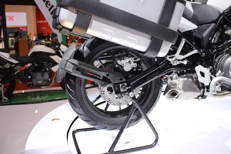 Dù là một mẫu xe địa hình siêu rẻ nhưng ống xả của TRK 502 lại được đặt rất thấp bên dưới gầm xe. Chắn bùn ôm bánh phong cách Ducati Diavel được sử dụng cho phía sau xe. Bánh sau có vành 17 inch và sử dụng bản lốp 160/60/17.