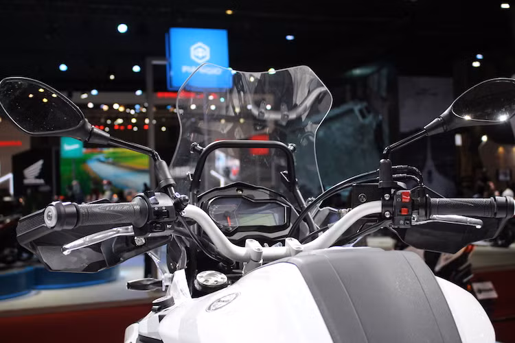 Là một mẫu xe đường trường, TRK 502 không thể thiếu được kính chắn gió cao phía trước. Tay lái của chiếc xe cũng được đặt cao, rộng để tạo tư thế ngồi thoải mái và có vòng bảo vệ tay nắm.