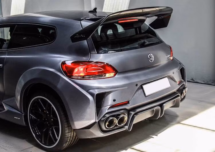 So với phía trước, phần đuôi của Scirocco còn trở nên ấn tượng hơn nữa với một cánh đuôi cực lớn bằng sợi carbon trên cửa kính sau. Ngoài ra, bộ cản sau của xe cũng có thiết kế đầy góc cạnh và được tích hợp các cánh khuếch tán không khí nằm mở bên dưới cản.
