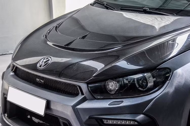 Không chỉ dừng lại ở cản trước, gói độ này còn thay đổi phần đầu xe nhờ nắp ca-pô có các gân nổi hình chữ U kép mạnh mẽ để tản nhiệt động cơ hiệu quả hơn. Đặc biệt, nắp ca-pô của xe còn được làm từ sợi carbon siêu nhẹ, khiến trọng lượng của Scirocco giảm đi đáng kể.