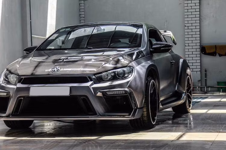 Vốn đã có cản trước nguyên bản khá thể thao nhưng với gói độ A Spec PPV430R, chiếc Scirocco đã có bộ cản hoàn toàn mới, với thiết kế cực dữ dằn và thể thao nhờ các khe hút gió lớn. Thiết kế góc cạnh của cản trước đã được A Spec lấy cảm hứng từ các dòng Lamborghini cũng như mẫu siêu xe thể thao Porsche 911 GT3.