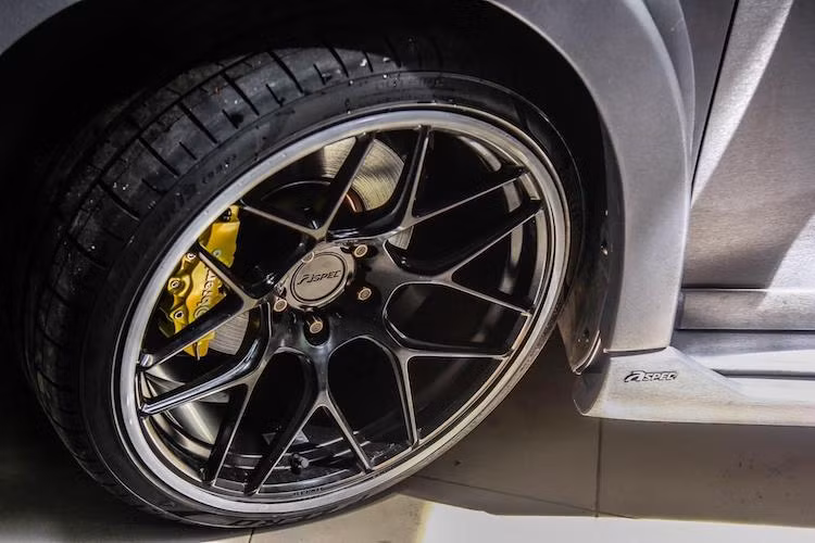 Điểm đặc biệt nhất của gói widebody này đó là nó khiến các vòm bánh xe của Scirocco trở nên rộng hơn, khiến chiếc hatchback hạng C này trở nên "bề thế" hơn. Trong đó, phía trước của xe đã được nới rộng 50 mm và phía sau lên tới 70 mm. Để "lấp" vừa những vòm bánh này, A-Spec cũng đã trang bị cho xe bộ mâm 7 cánh kép 19 inch thể thao.