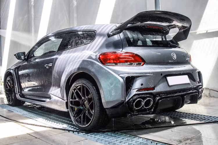 Bên cạnh bộ widebody A-Spec, chiếc Scirocco cũng đã được chủ xe dán decal nhôm xước màu xám toàn thân độc đáo. Vốn đã là một dòng xe hiếm tại Việt Nam, chiếc hatchback 3 cửa hạng C Volkswagen Scirocco đã được người chơi xe tại Đà Nẵng nâng cấp "khủng" với bộ widebody A Spec PPV430R.